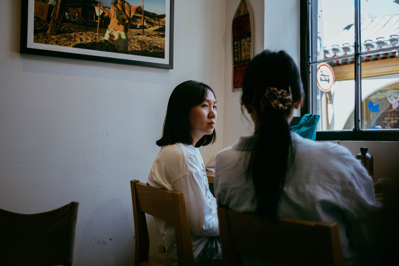 Two people talking and listening in a cafe